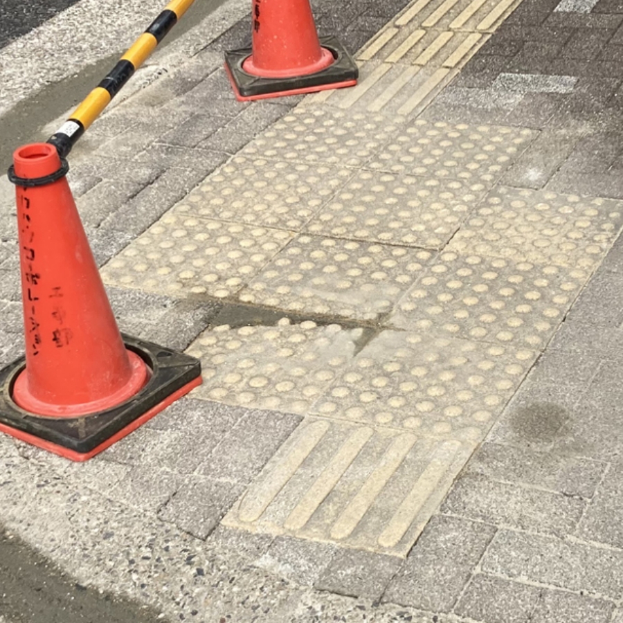 施工後の舗装された点字ブロック