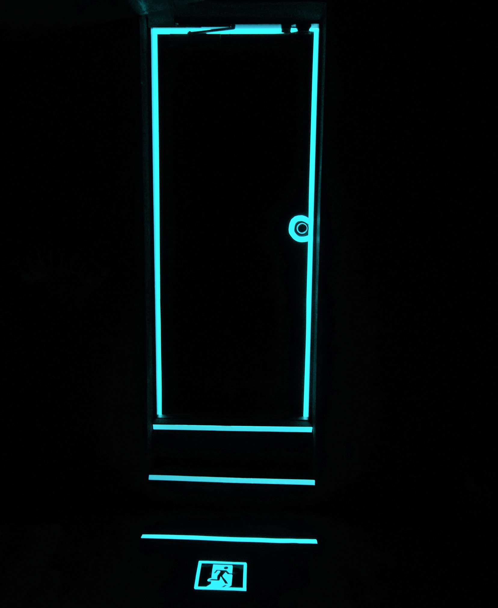 夜間や停電時などに暗い所で青く光る高輝度・長残光な蓄光製品・蓄光