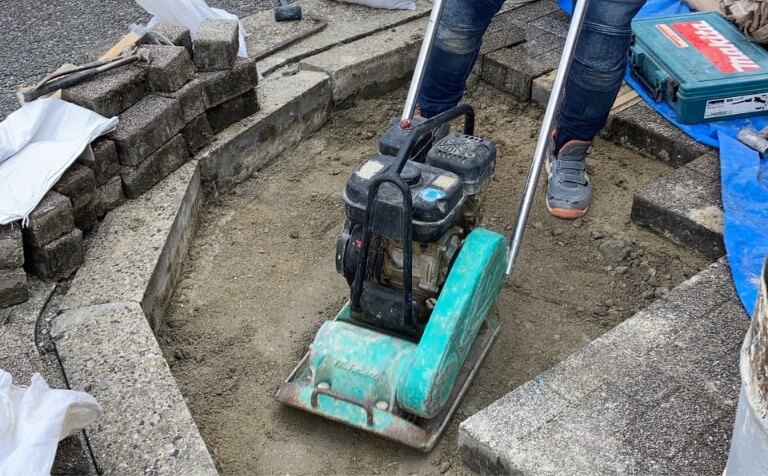 どうそのタイルを剥がし地面を整地するスタッフのようす